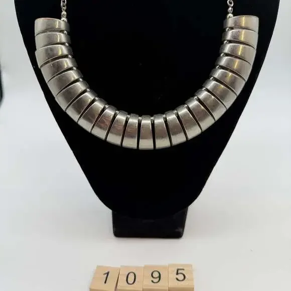 VINTAGE MATTE SILVER TONE CHUNKY NECKLACE statement - Picture 1 of 4
